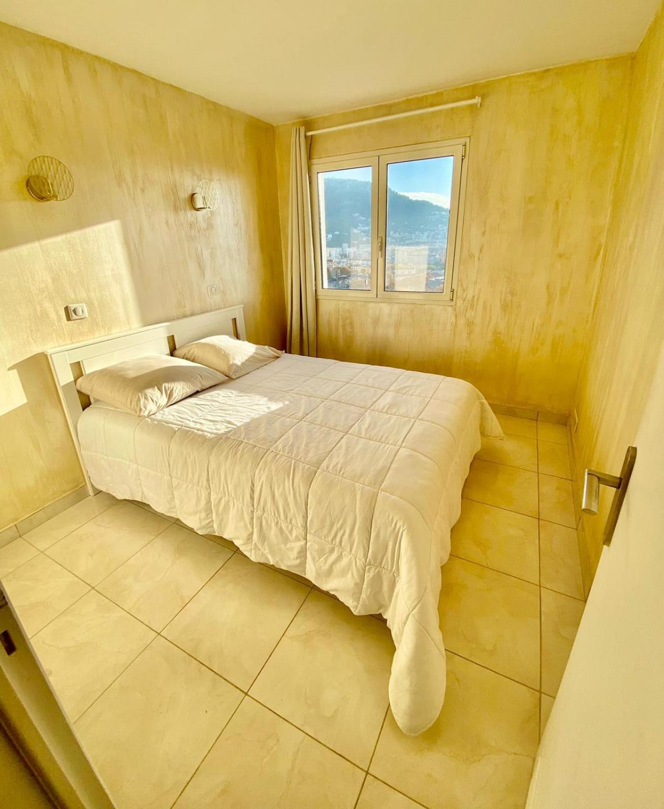 Apartment 4 Pieces Avec Vue Et Stationnement Prive A *