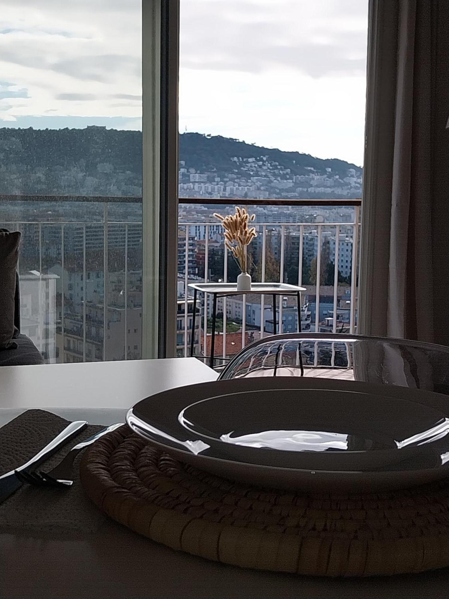 Appartement 4 Pieces Avec Vue Et Stationnement Prive A *